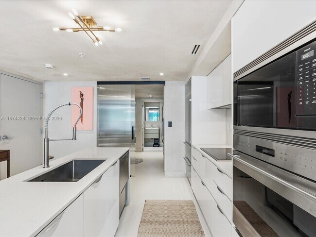 Building Photo - 9521 E Bay Harbor Dr