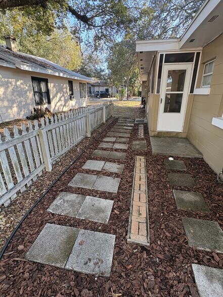 Building Photo - 611 W Hancock St