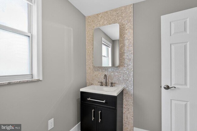 Building Photo - 2422 S Iseminger St