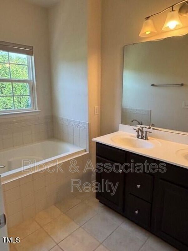 Building Photo - 1112 Boxcar Way