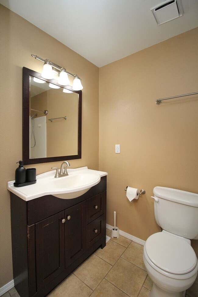 Building Photo - Updated 3 Bed/2 Bath Milwaukie Ranch Home Set On A Gorgeous Lot