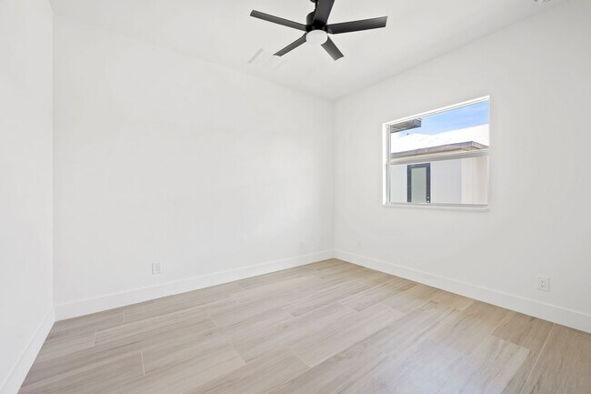 Building Photo - 1523 NW 34th Ave