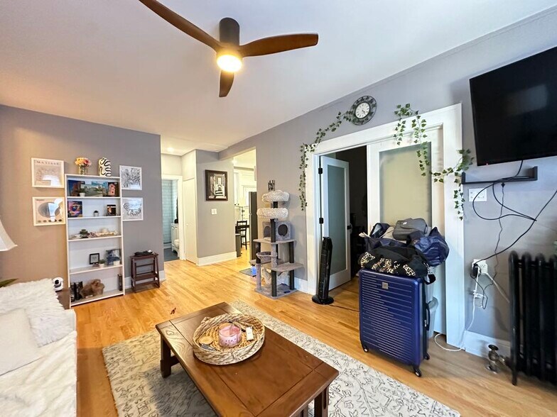 Building Photo - 561 W Cornelia Ave