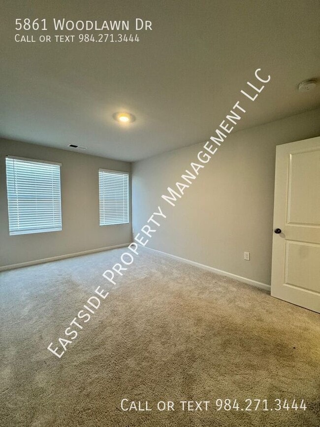 Building Photo - 5861 Woodlawn Dr