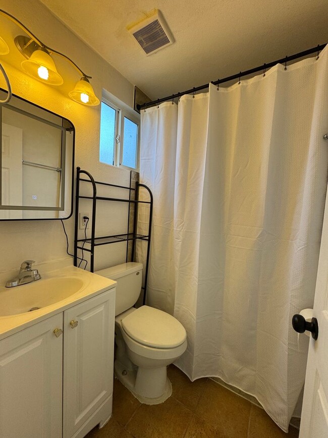 Building Photo - Welcome to this charming 1-bedroom, 1-bath...