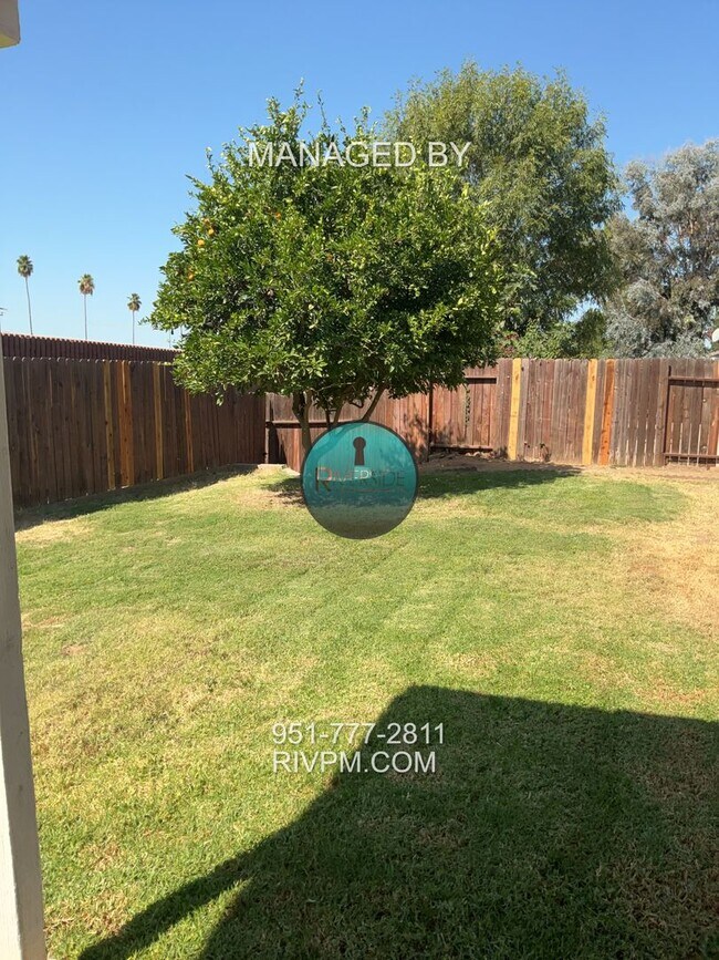 Building Photo - Beautiful home with no neighbors behind you!