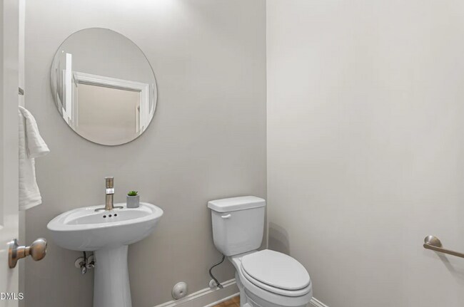 Building Photo - Four bedroom, 2.5 bath townhome in Burlington
