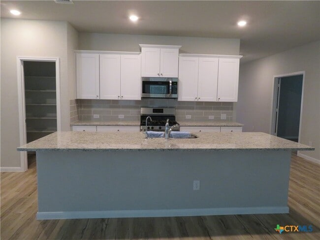 Building Photo - 554 Blue Stem Rd