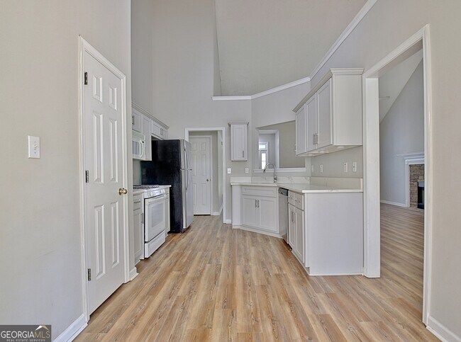 Building Photo - 77 Pine Crescent