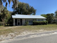 Building Photo - 305 Fern St