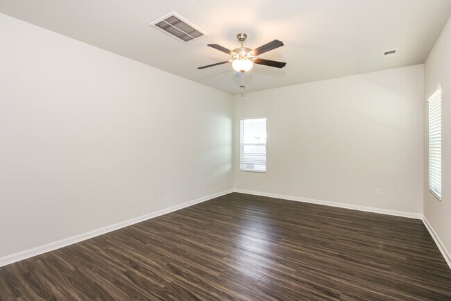 Building Photo - Beautiful New Construction, 15 Minutes to ...