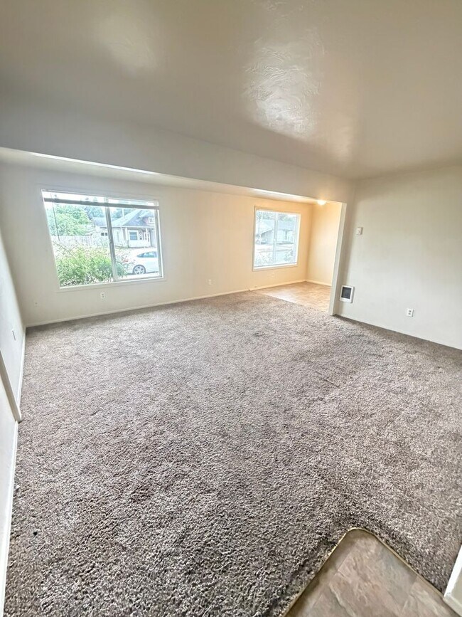 Building Photo - Large Two Bedroom Conveniently located Amenities!