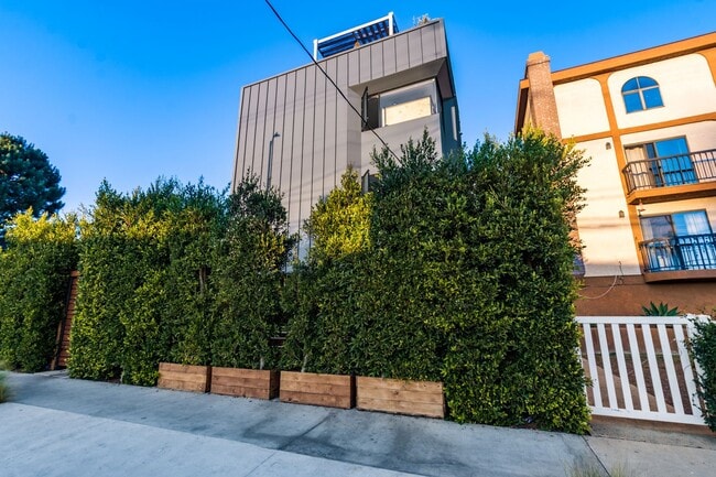 Building Photo - 2478 Penmar Ave