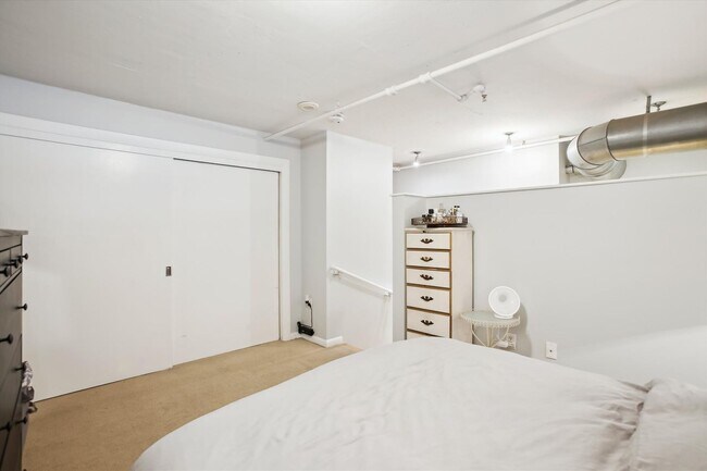 Building Photo - Incredible 1BR/1BA Condo INCLUDES Garage Parking in Vibrant Mount Vernon Triangle!