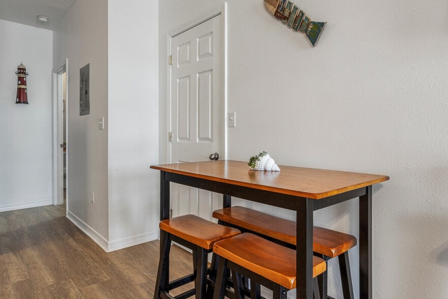 Building Photo - 241 Cowan Rd