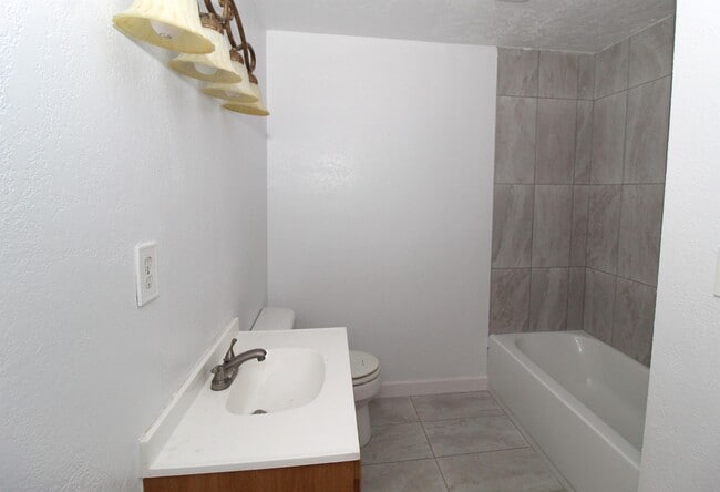 Building Photo - 709 N 12th Pl