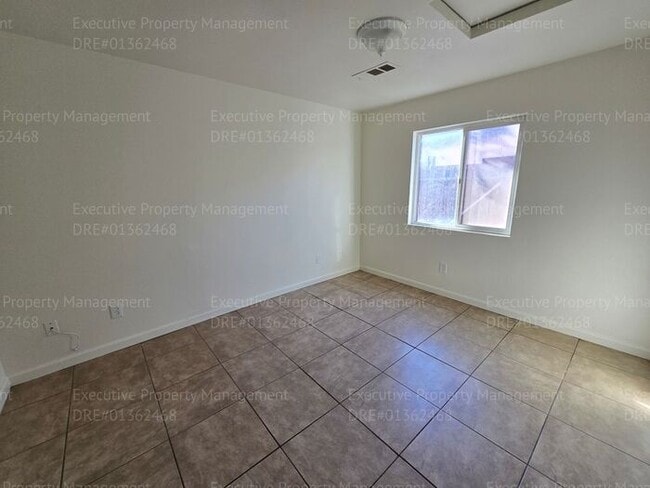 Building Photo - 3 bedroom/ 2 bathroom home