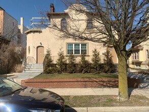 Building Photo - 121 E Walnut St