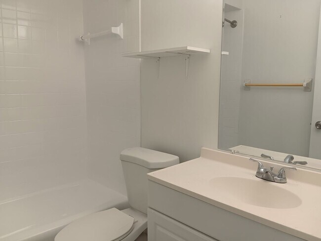 Building Photo - Remodeled apartment, dishwasher, on-site l...