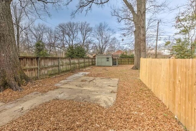 Building Photo - 2030 Young Ave