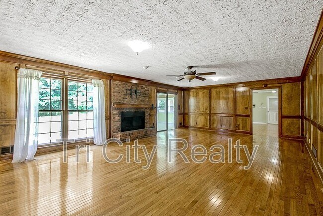 Building Photo - 630 Hawthorne Pl