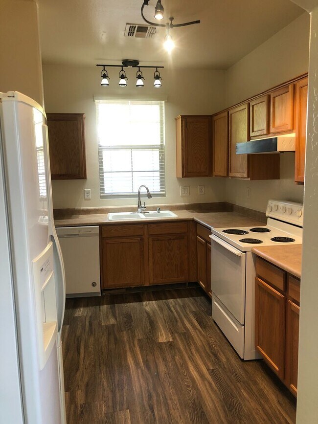 Building Photo - 3 bedroom 2.5 bath home - 2 car garage - S...