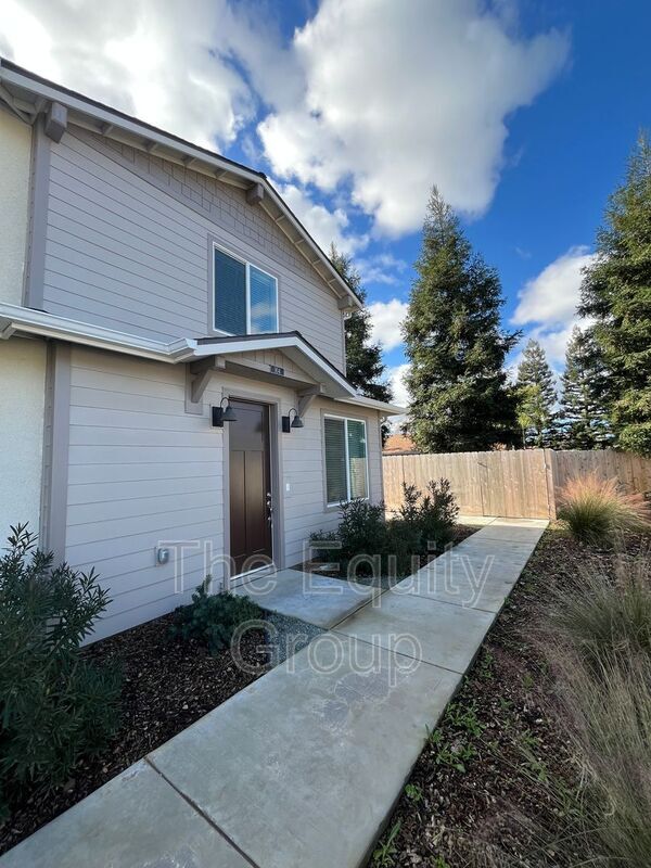 Building Photo - 405 S Summit St