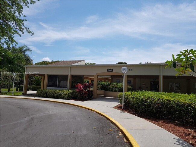 Building Photo - 509 Gardens Dr