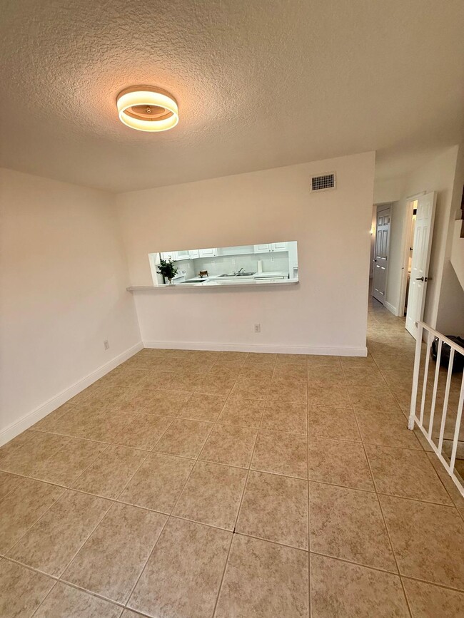 Building Photo - 984 W 40th St