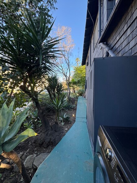 Building Photo - 5924 Hayes Ave