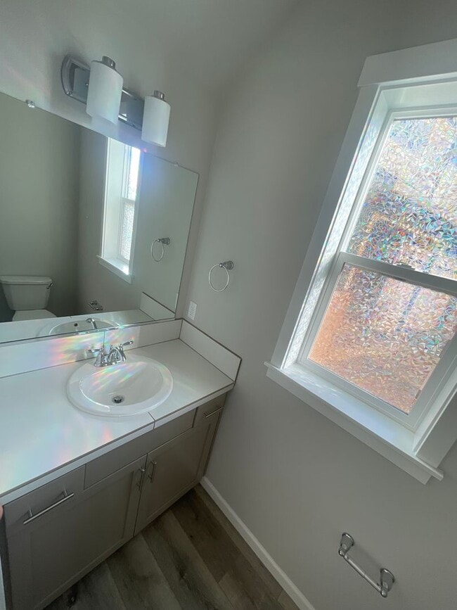 Building Photo - ** MOVE IN SPECIAL!** Must See in NE Albany!