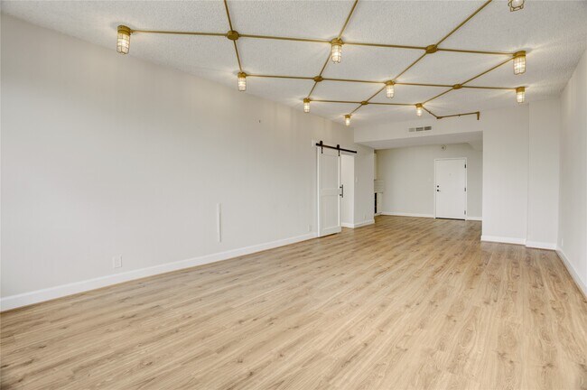 Building Photo - 1400 Hermann Dr