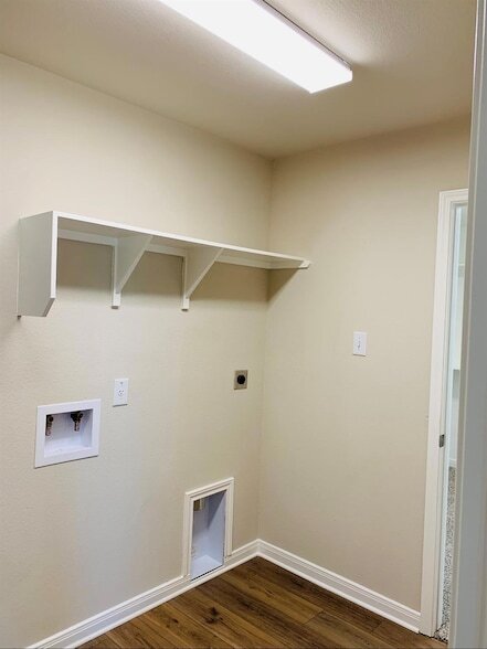 Building Photo - 808 Fallbrook Dr
