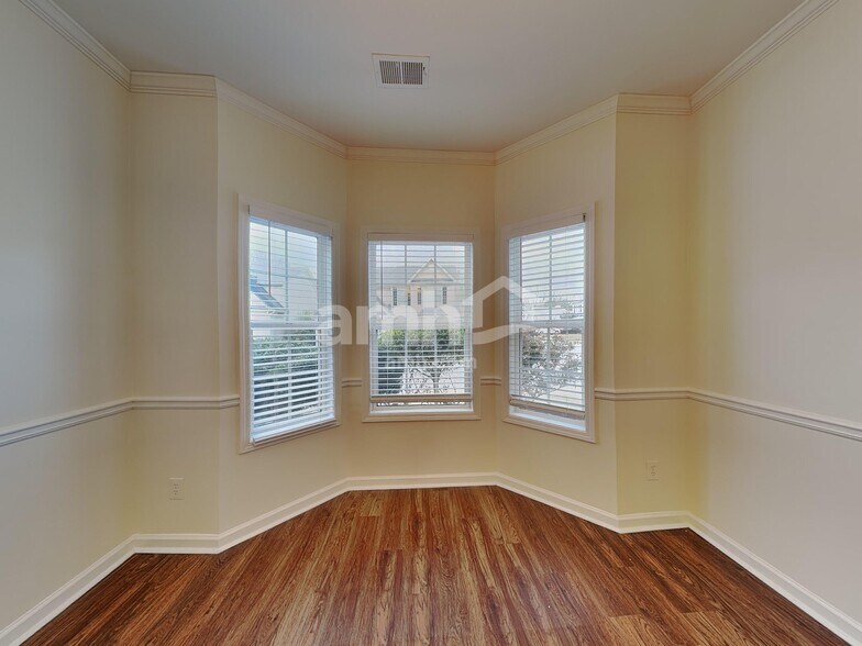 Building Photo - 92 Brookvalley Crossing