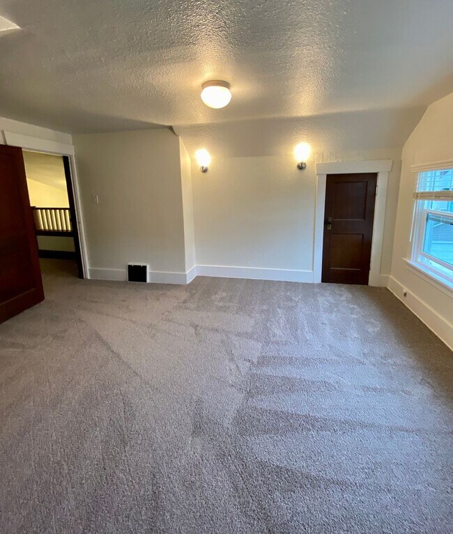 Building Photo - 15721 Main St E