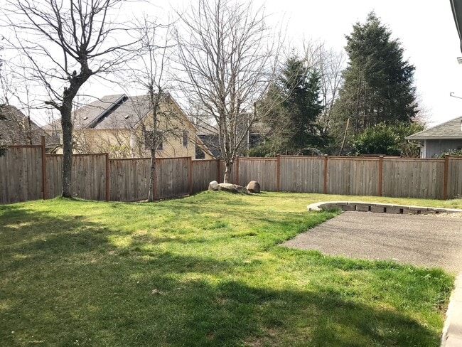 Building Photo - Great 3 bed with huge yard!