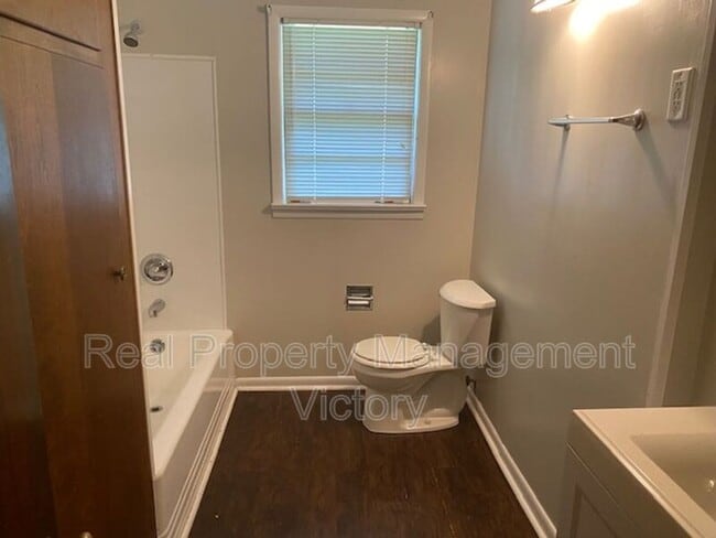 Building Photo - 201 Holly St