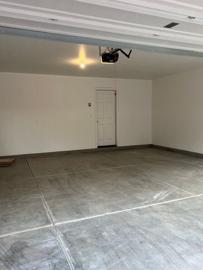 Building Photo - Brand-New Juniper Hills Townhome with 4 Bedrooms, Loft & Dual Balconies