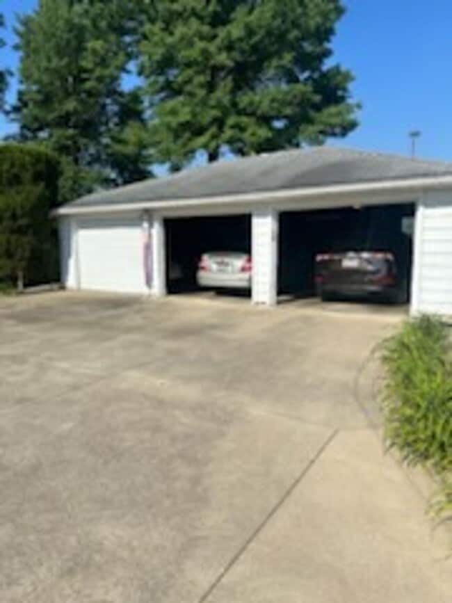 Building Photo - Welcome to this charming 2 bedroom, 1 bath...