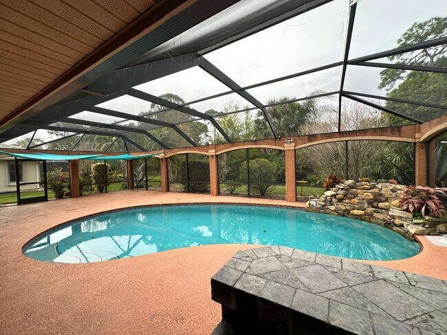 Building Photo - Tranquil Lakefront Living in the Heart of ...