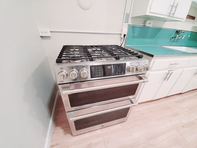 Building Photo - 2 bedroom home with garage, solar power, A...