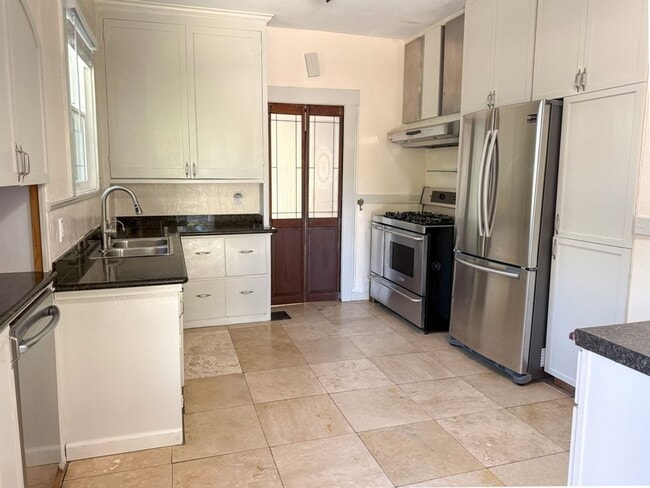 Building Photo - Charming 2-bedroom, 2-bathroom Burlingame ...