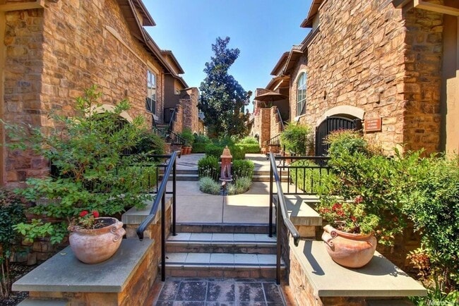 Building Photo - Absolutely Stunning Home in Fabulous Pavilions Place Community