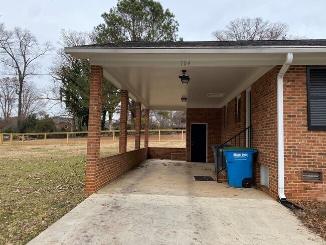 Building Photo - 104 Secrest Ave