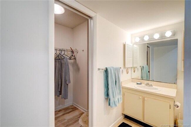 Building Photo - 5532 NE Gulfstream Way