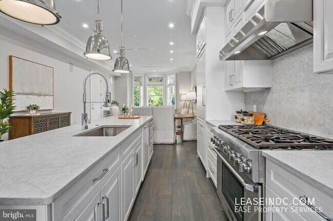 Building Photo - 1330 Vermont Ave NW