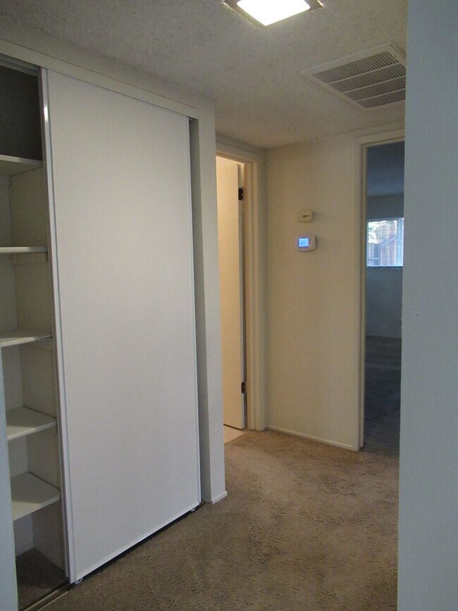 Building Photo - 2 BED 2 BATH DUPLEX FOR RENT