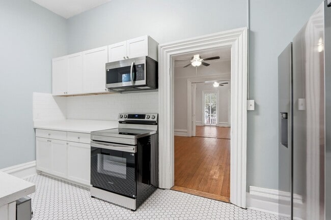 Building Photo - Large Three Bedroom in Historic District