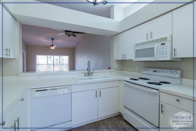 Building Photo - ***2+DEN/2 BATH***CENTRAL NAPLES***CYPRESS...