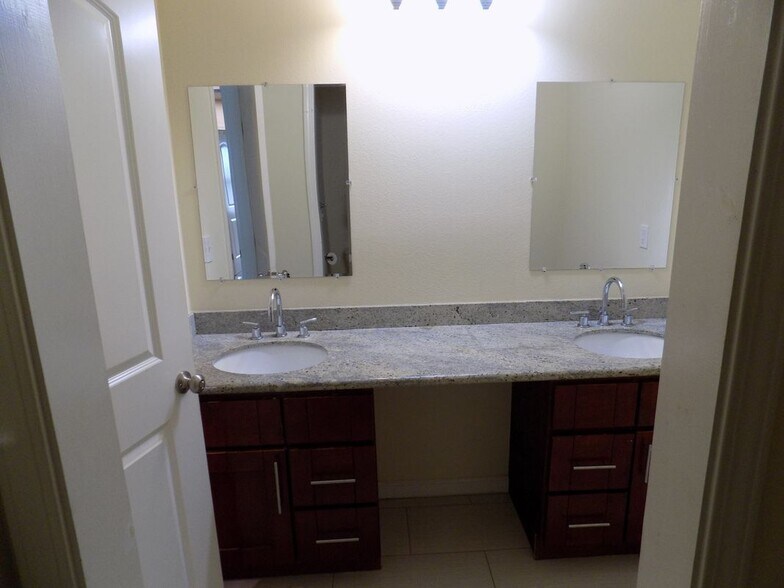 Building Photo - 5114 Wall, 6